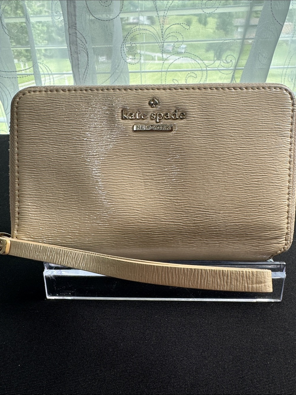 kate spade beige wristlet with detachable strap